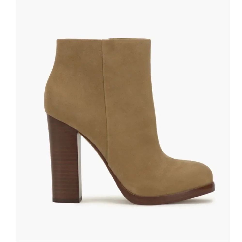 Vince Camuto Tan Leather Ankle Boots
Boots(Size 6.5M)